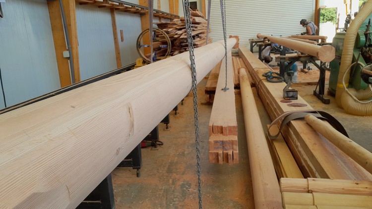 Atelier de fabrication de colonnes et de pilliers bois